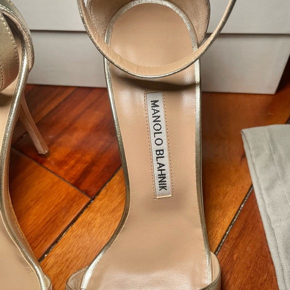 Manolo Blahnik gold ankle strap sandal - Picture 3 of 7